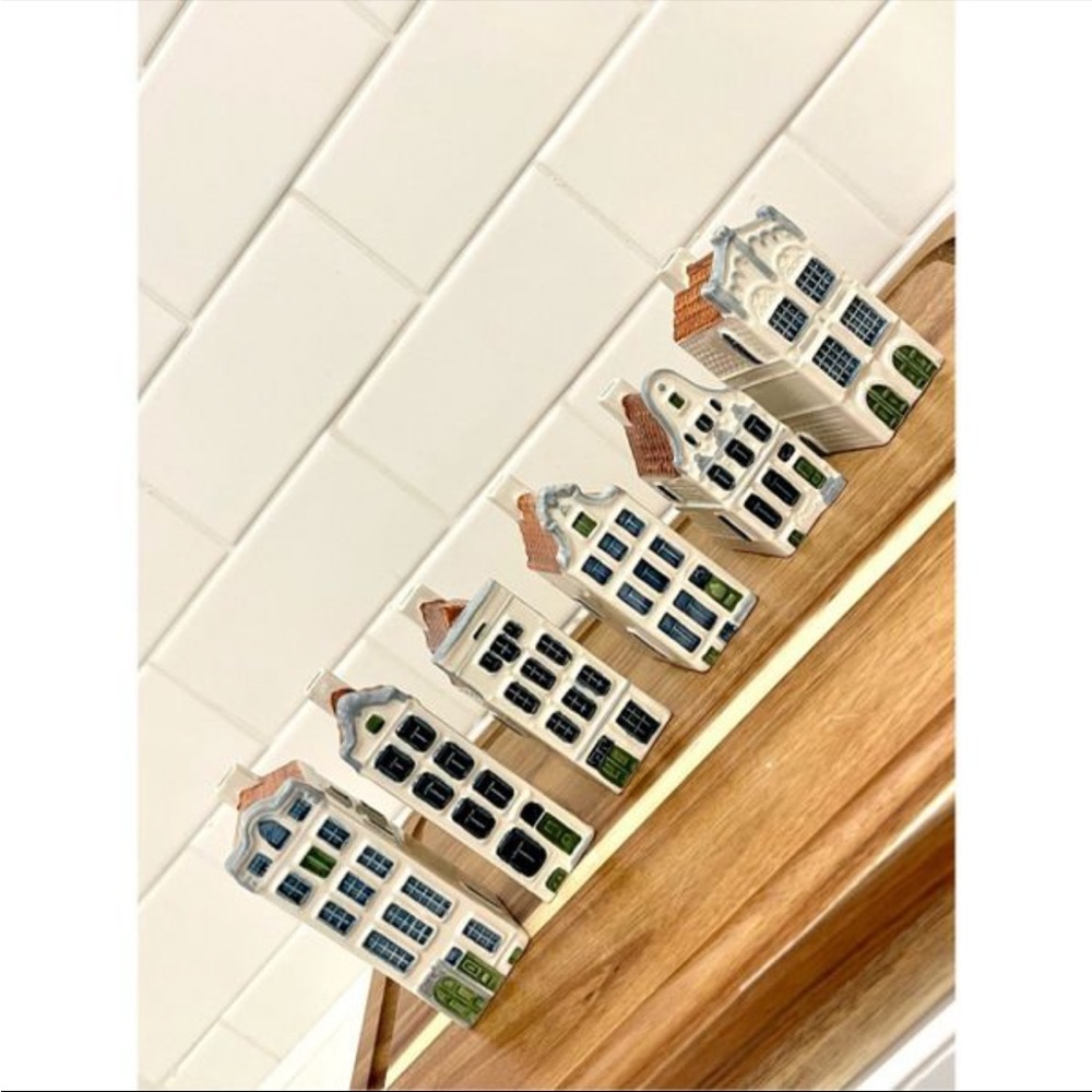 Six Delft houses in excellent condition